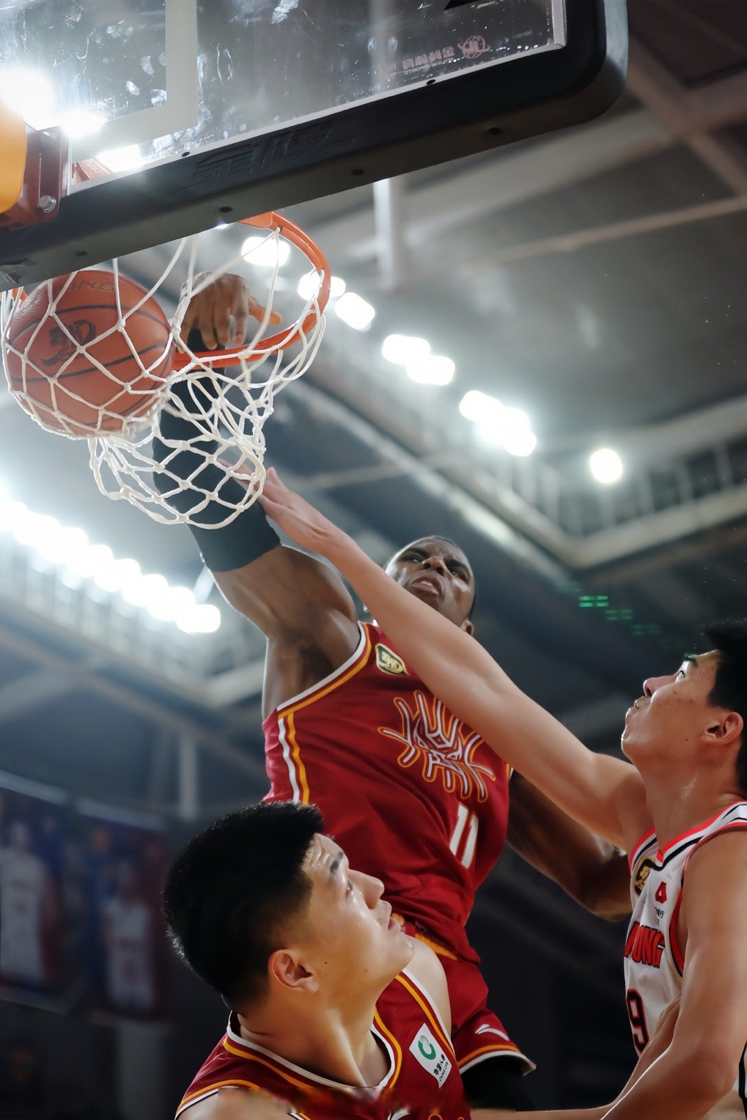 球队在比赛中拼尽全力取得压倒性胜利